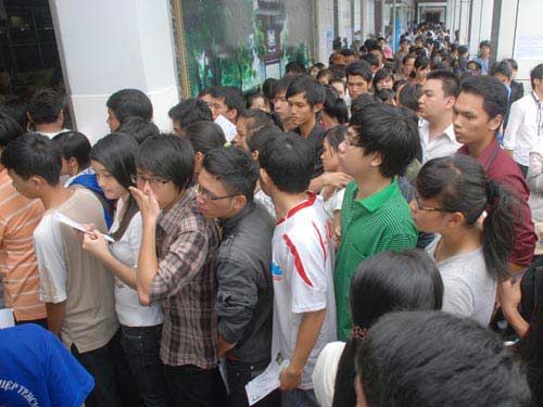 Vất vả nộp hồ sơ xét tuyển nguyện vọng 2